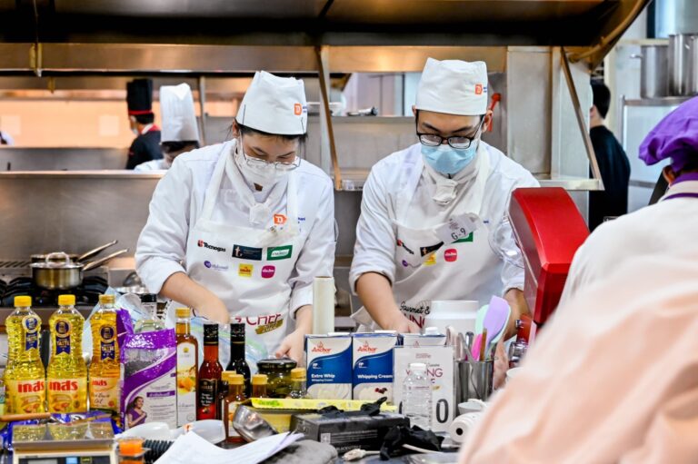 Dusit Thani College “joins hands to win” in the competition “Gourmet & Cuisine Young Chef 2022”