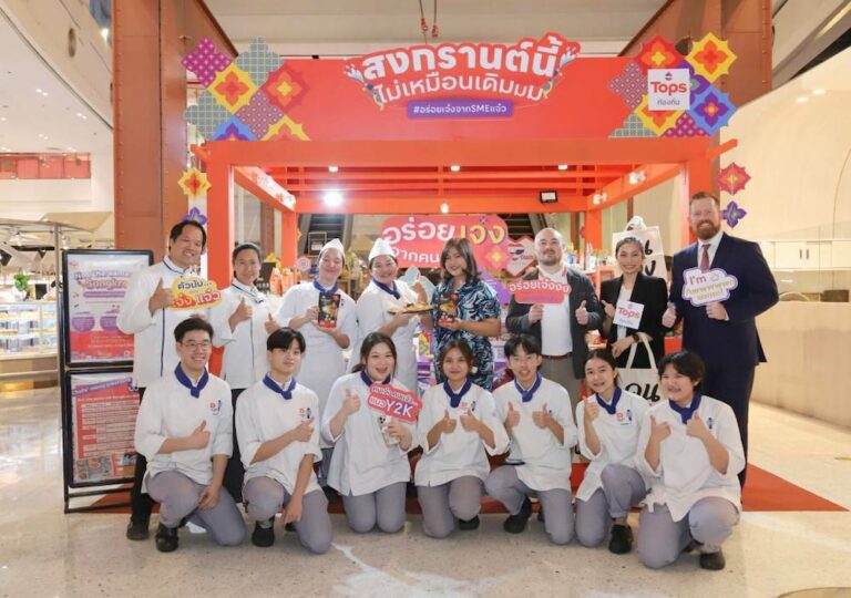 International program students of Dusit Thani College show culinary skills in Tops Tong Tin event  