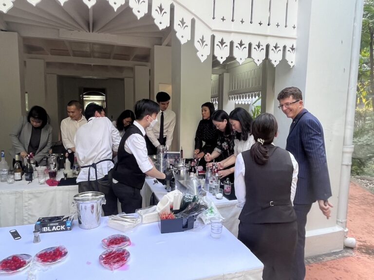 Dusit Thani College students show skills to French ambassador and alumni through a workshop 