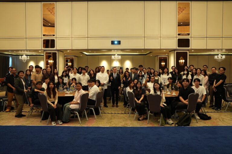 นักศึกษาวิทยาลัยดุสิตธานีสำรวจการบริการแบบยั่งยืนที่โรงแรมดิแอทธินี กรุงเทพฯ 