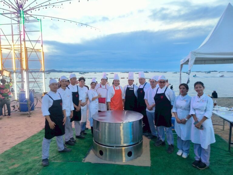 พัทยาชื่นฉ่ำ! วิทยาลัยดุสิตธานีพัทยาโชว์ต้มยำกุ้งหม้อยักษ์ สาดเสน่ห์ครัวไทยกลางสงกรานต์
