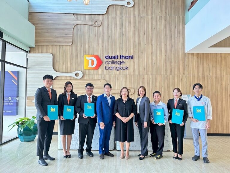 วิทยาลัยดุสิตธานีร่วมแสดงความยินดีแก่ศิษย์เก่าที่ได้รับทุนฝึกงานในสหรัฐอเมริกา