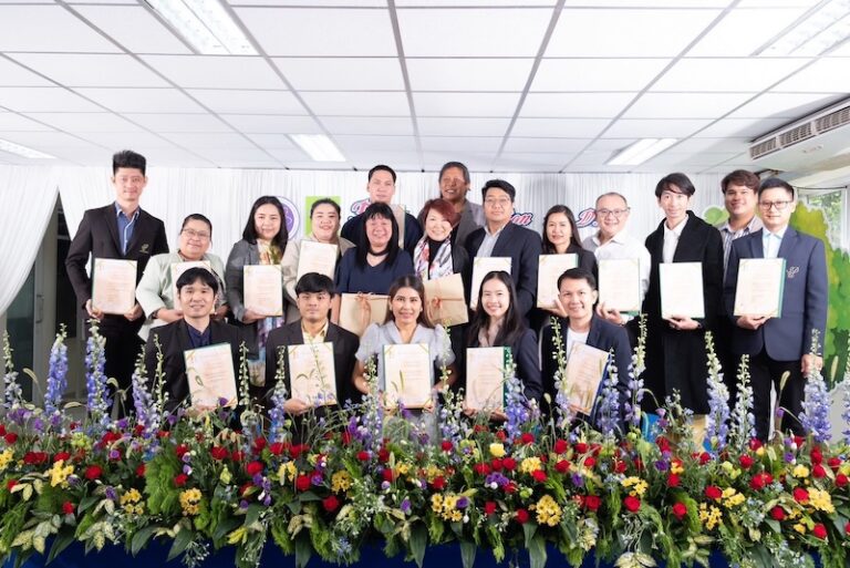 อาจารย์จัดดอกไม้วิทยาลัยดุสิตธานี สอบผ่านการอบรมมาตรฐานการจัดดอกไม้ระดับสากลโดย DFA
