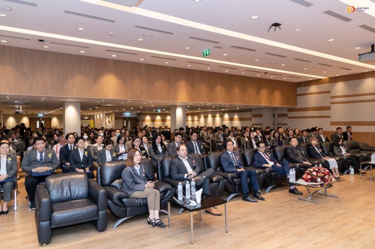 วันแห่งความปลื้มปีติ พิธีรับเครื่องราชอิสริยาภรณ์ รางวัลสรรเสริญเกียรติคุณแก่บุคลากร และประกาศเกียรติคุณแก่คณาจารย์ผู้ได้รับรางวัลวิจัย วิทยาลัยดุสิตธานี 