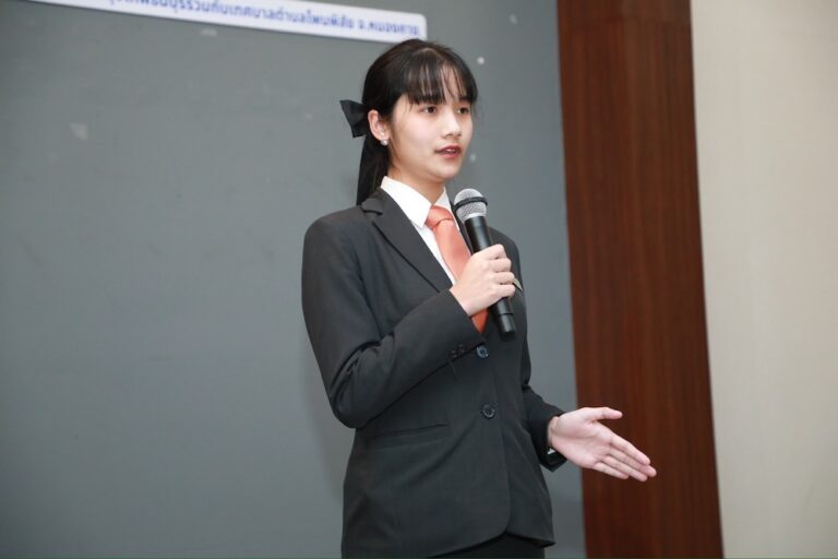 นักศึกษาวิทยาลัยดุสิตธานีรับรางวัลสุนทรพจน์ภาษาอังกฤษ