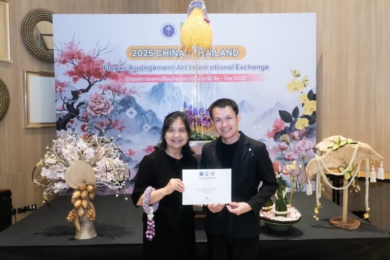 อาจารย์วิทยาลัยดุสิตธานีร่วมแสดงผลงานการจัดดอกไม้ในนิทรรศการสานสัมพันธ์ไทย-จีนโดยวช. 