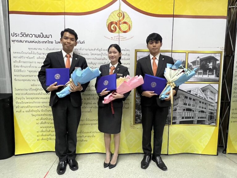 นักศึกษาวิทยาลัยดุสิตธานีรับความประพฤติดีจากพุทธสมาคมแห่งประเทศไทย